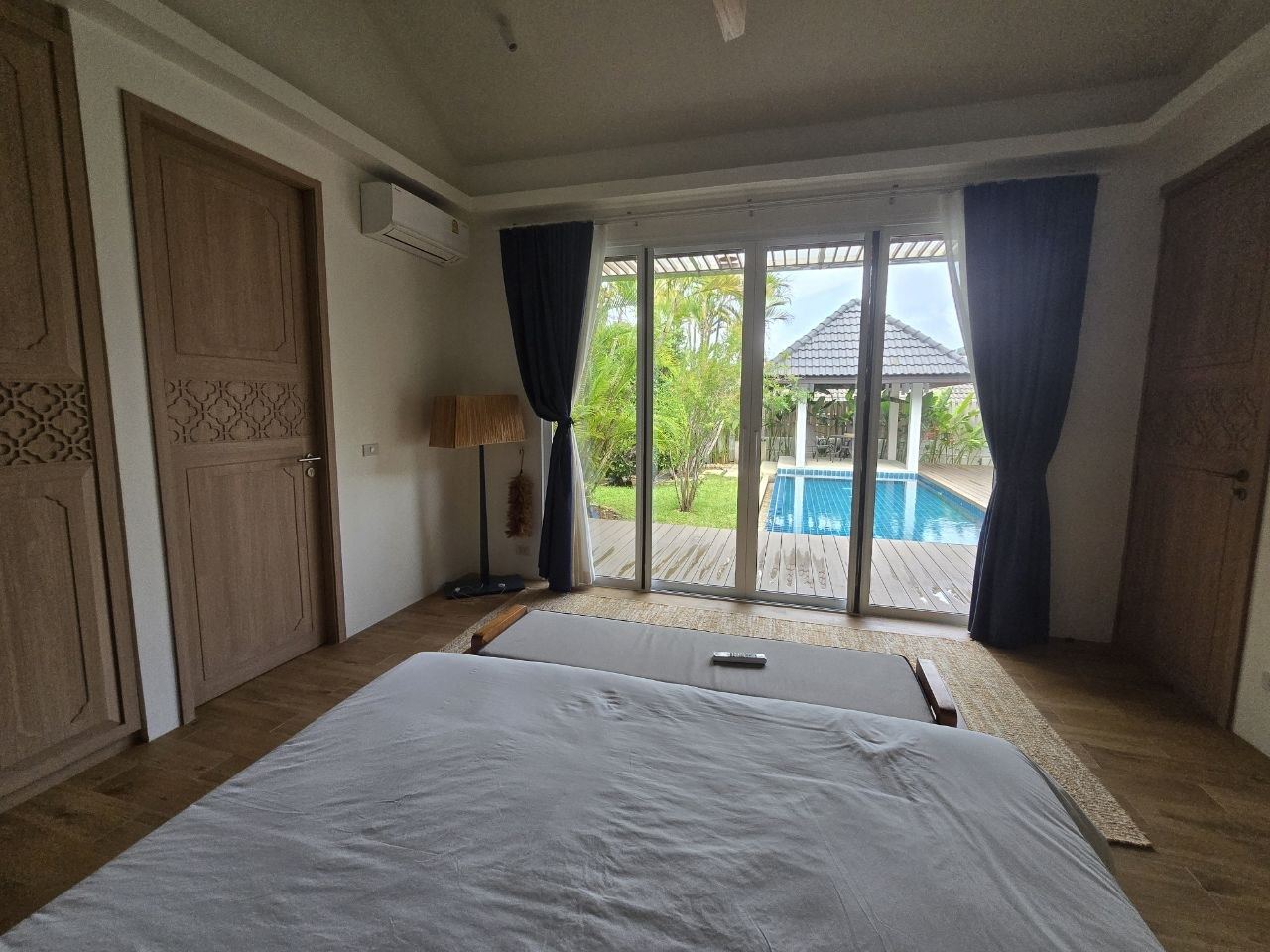 Спальня Villa XXX с прямым выходом к бассейну